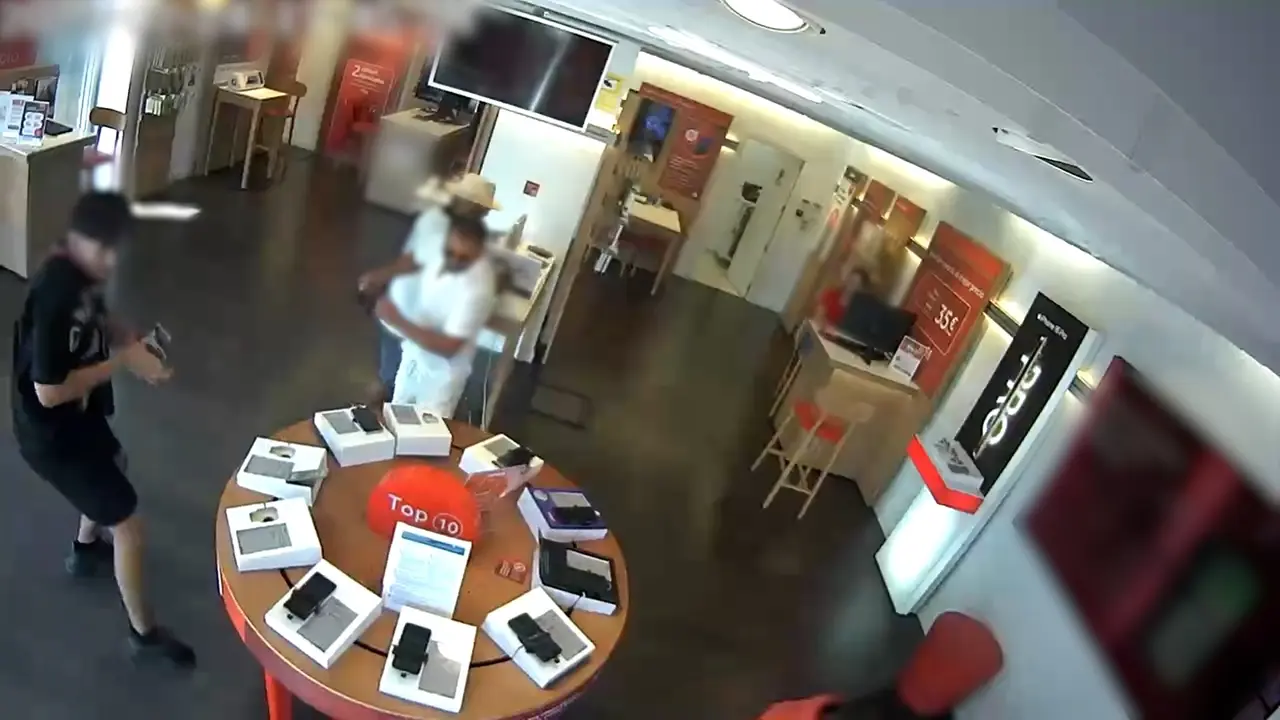 Imagen de la c&aacute;mara del establecimiento del momento del robo en la tienda de m&oacute;viles de La Rinconada (Sevilla). | GUARDIA CIVIL