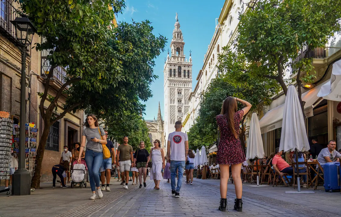  Gran cantidad de turistas por el entorno de la Catedral de Sevilla. | Europa Press. 