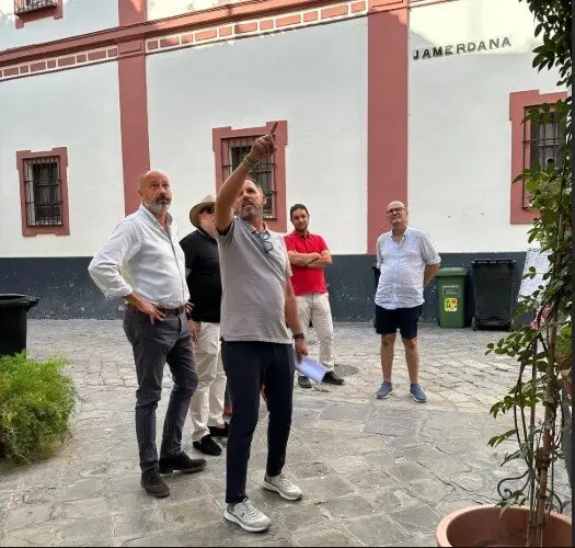  Un momento de la visita del gerente de Urbanismo al barrio de Santa Cruz | MJF 