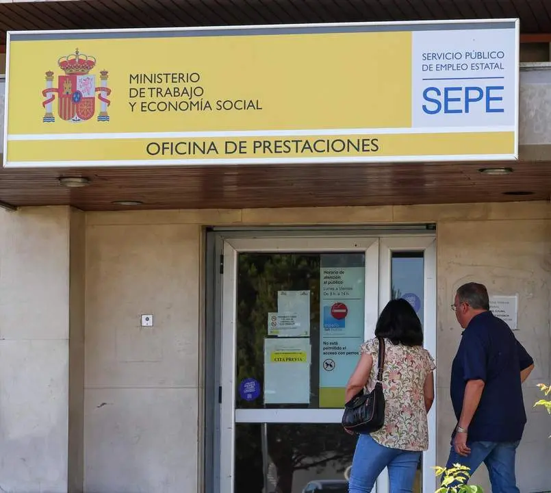  Dos personas entran a una oficina del SEPE. - Europa Press. 