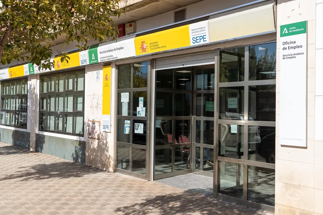 Fachada de una oficina del (SEPE).
| Francisco J. Olmo - Archivo