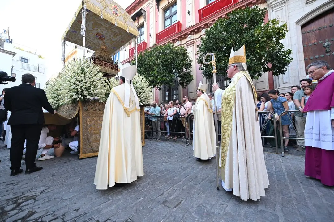 La Virgen de los Reyes con Don Ios&eacute; &Aacute;ngel Sainz Meneses tras ella - CABILDO CATEDRAL