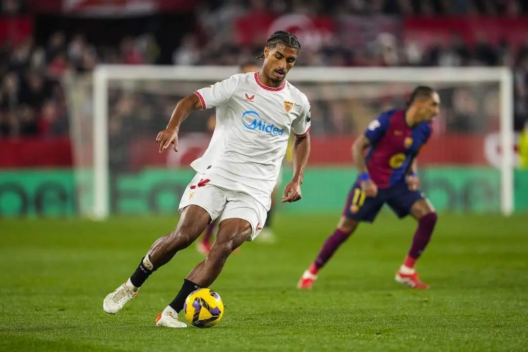  Lo&iuml;c Bad&eacute; conduciendo el bal&oacute;n ante el FC Barcelona | EP 