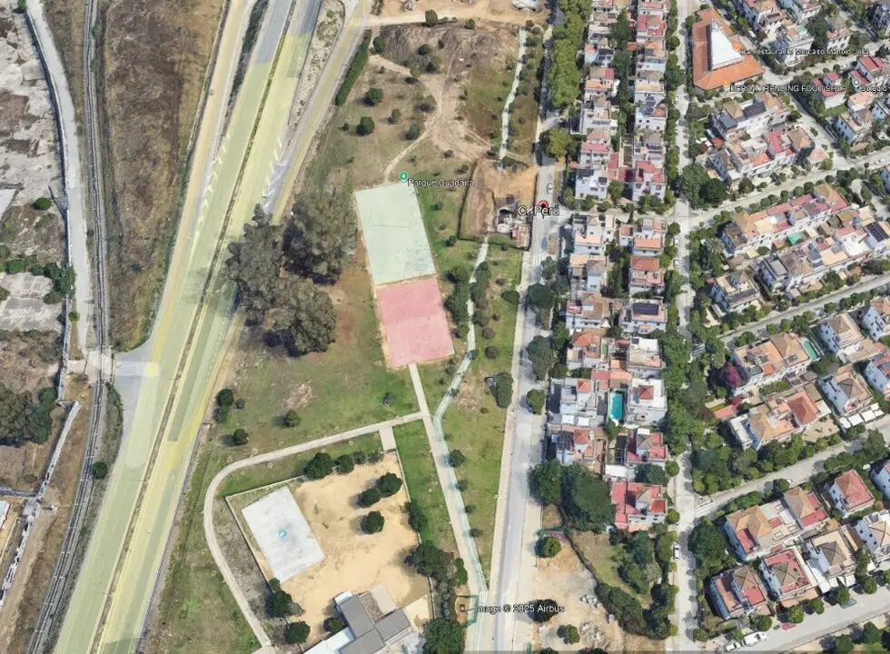  En el centro de la imagen, el talud del parque del Guadaira en la calle Per&uacute; de Heli&oacute;polis y, en la parte inferior, el colegio Corpus Christi | MJF / Google Maps 