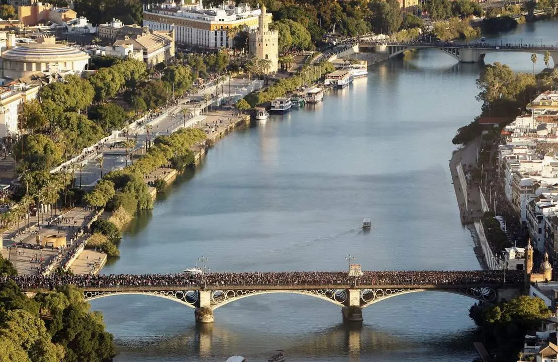 Vista del puente Triana en Semana Santa. - Manuel G&oacute;mez 