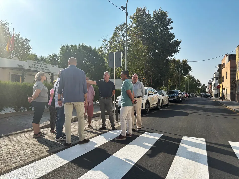El alcalde de Sevilla, Jos&eacute; Luis Sanz, supervisa las obras realizadas en la barriada de Palmete | AYUNTAMIENTO DE SEVILLA
