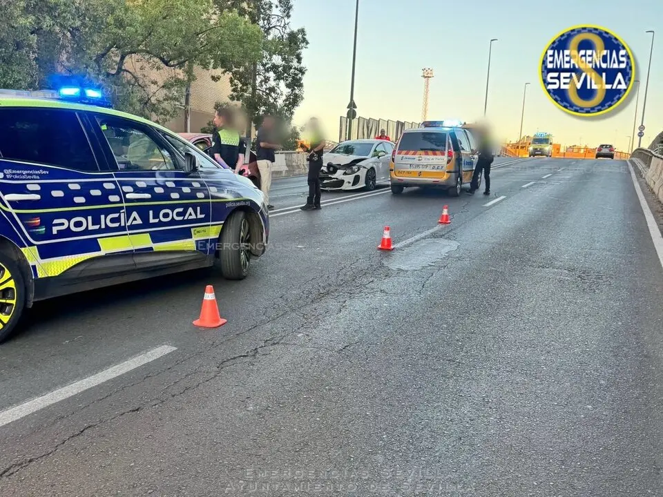  Imagen de la avenida Alcalde Manuel del Valle tras el accidente | EMERGENCIAS SEVILLA 