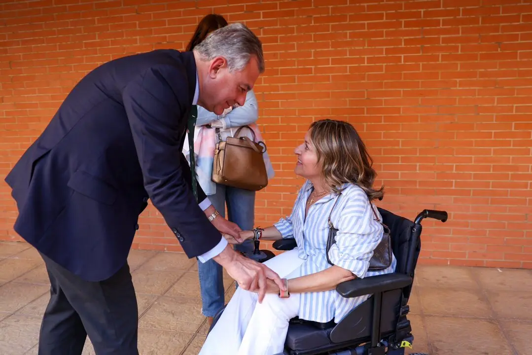  El alcalde, Jos&eacute; Luis Sanz, junto a una persona con discapacidad. - Archivo/Ayto. 