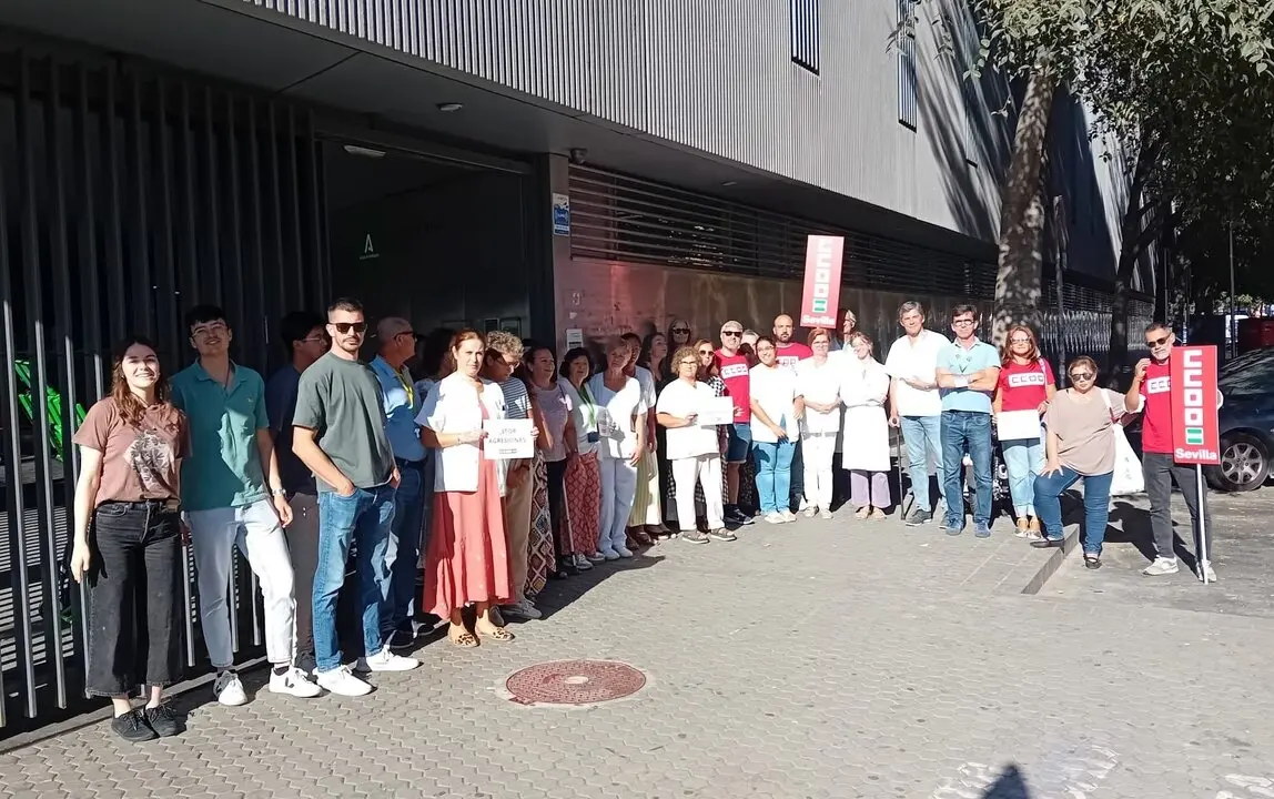  Concentraci&oacute;n de protesta a las puertas del centro de salud Alamillo, en Sevilla | CCOO 