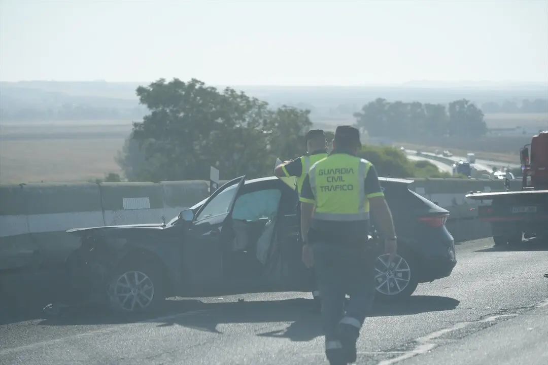  Cortes de tr&aacute;fico en la A-4 a la altura de Carmona por accidente que moviliza un helic&oacute;ptero sanitario. 