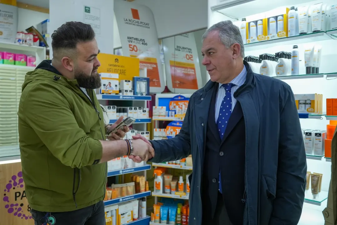 Imagen del alcalde de Sevilla, Jos&eacute; Luis Sanz, junto a un empresario | AYUNTAMIENTO DE SEVILLA