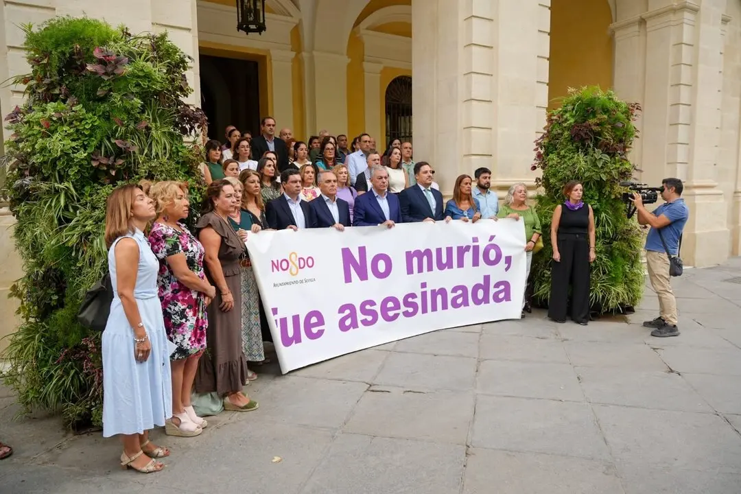  Minuto de silencio en el Ayuntamiento de Sevilla este martes por el asesinato machista en Valdezorras - E.P. 