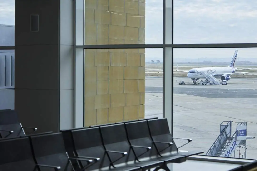  El Ayuntamiento destaca el refuerzo de conexiones a&eacute;reas, con siete nuevas rutas de Ryanair en verano. - JOAQU&Iacute;N CORCHERO / EP 