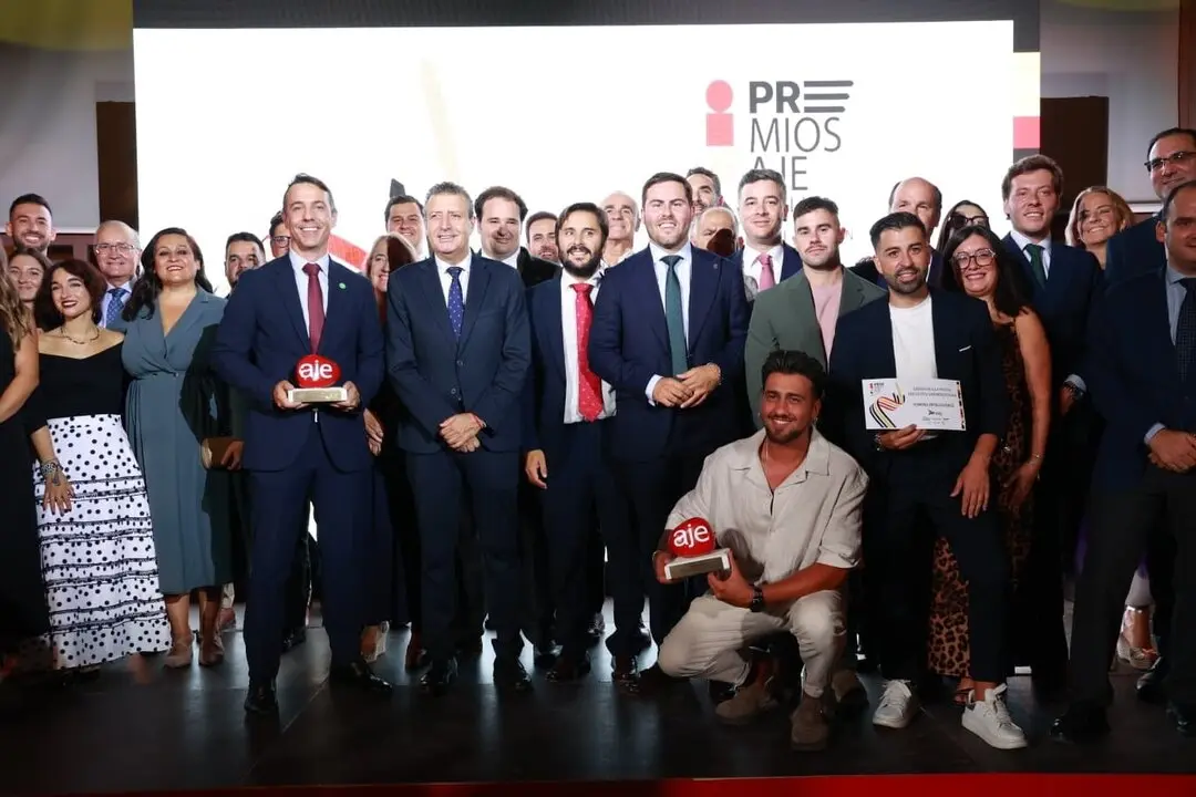  Foto de familia de la entrega de los premios AJE. | EP. 