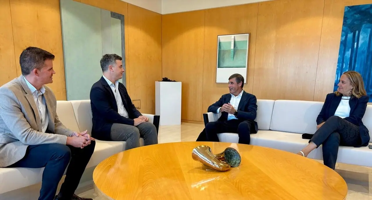  Los vicepresidentes de Inpro y Prodetur, Antonio Jes&uacute;s Mu&ntilde;oz y Rodrigo Rodr&iacute;guez Hans, en un encuentro de trabajo con Enrique Mart&iacute;nez, presidente de la Sociedad Estatal para la Gesti&oacute;n de la Innovaci&oacute;n. | DIPUTACI&Oacute;N 