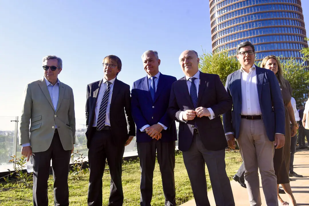  Autoridades en la inauguraci&oacute;n de Loft Garden, en Torre Sevilla. | VIVA SEVILLA 