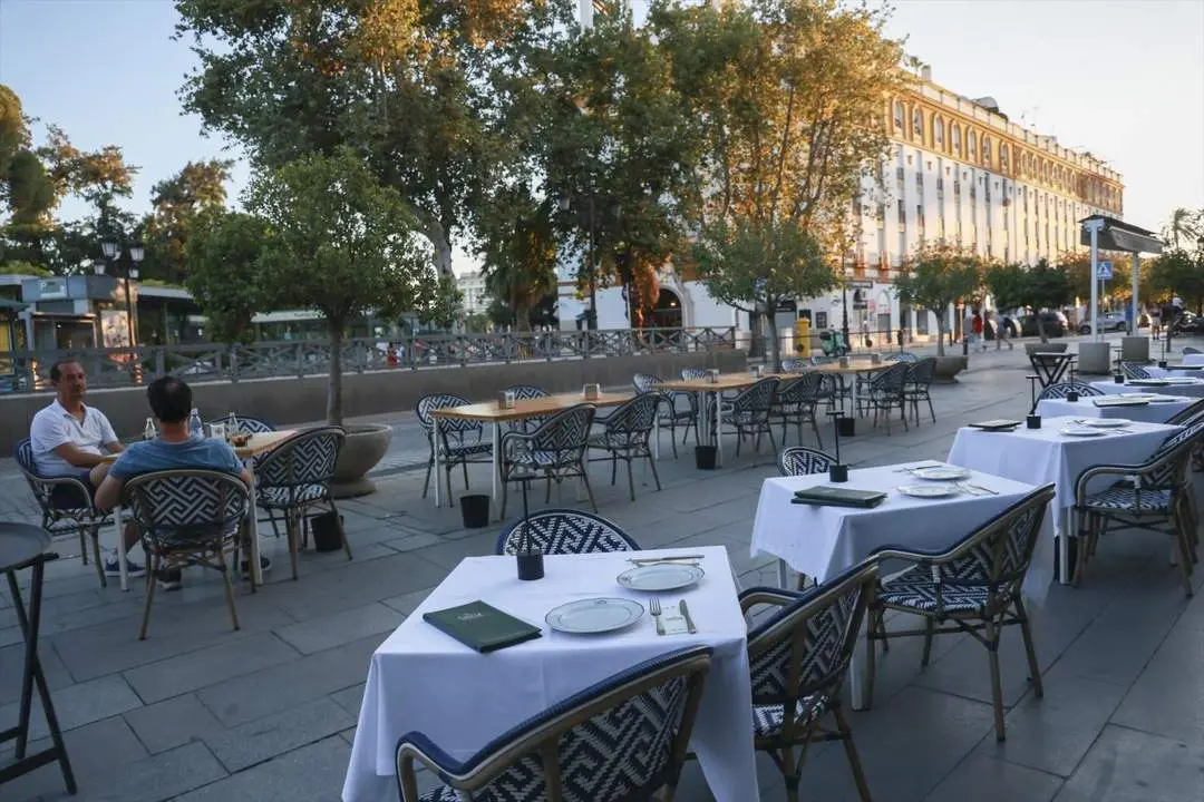  Imagen de archivo de veladores en una terraza. - Archivo 
