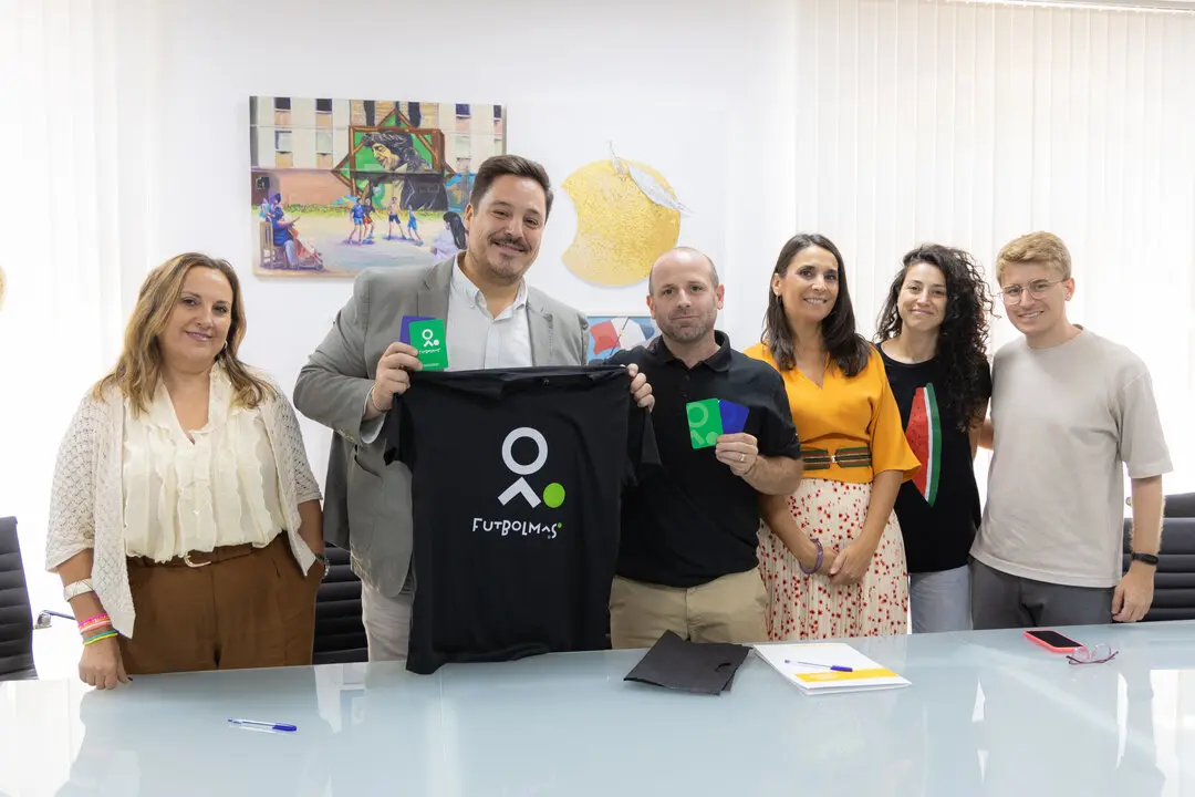  Jos&eacute; Luis Garc&iacute;a con responsables de la Fundaci&oacute;n F&uacute;tbol M&aacute;s. | AYUNTAMIENTO. 