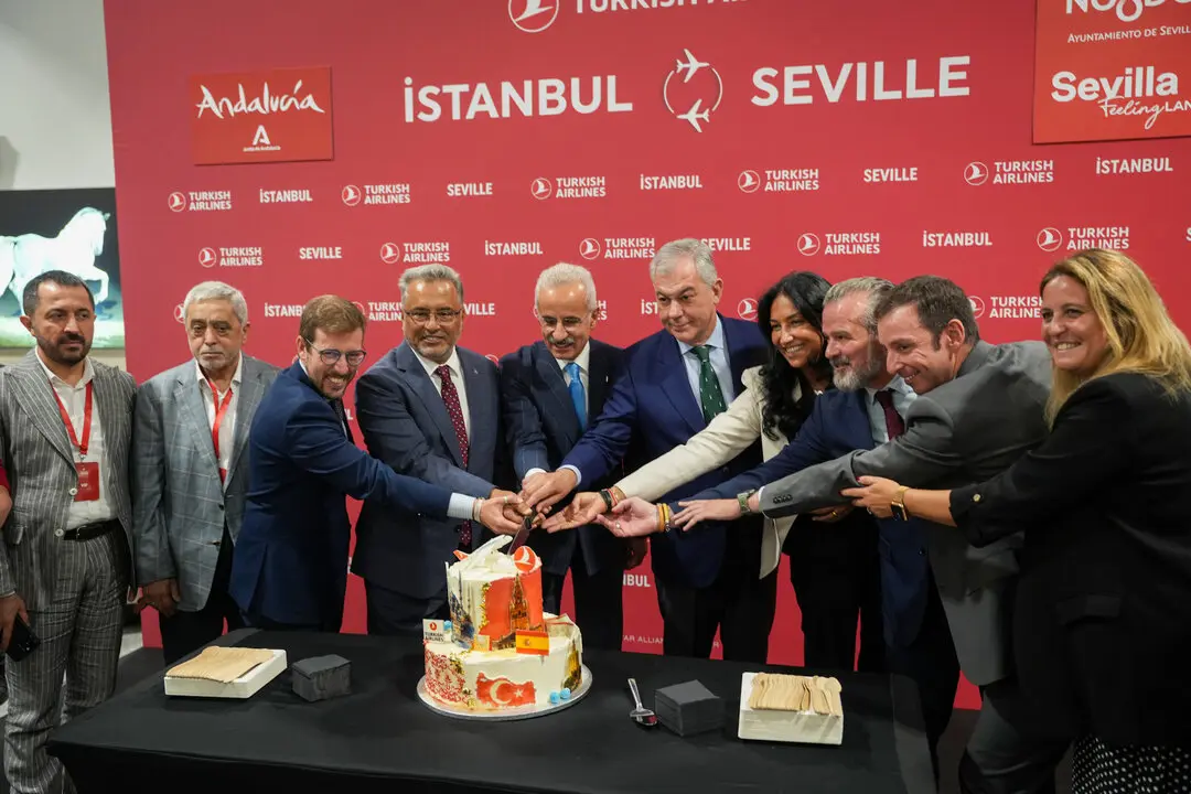  Autoridades en el aeropuerto de Sevilla, ante el primer vuelo procedente de Estambul. | AYUNTAMIENTO. 