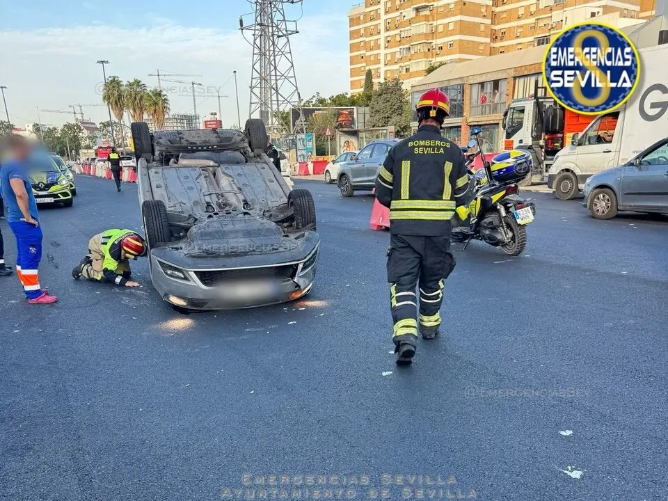  Imagen del veh&iacute;culo implicado en el accidente tras chocar con un turismo estacionado en la avenida Montes Sierra. | EP. 