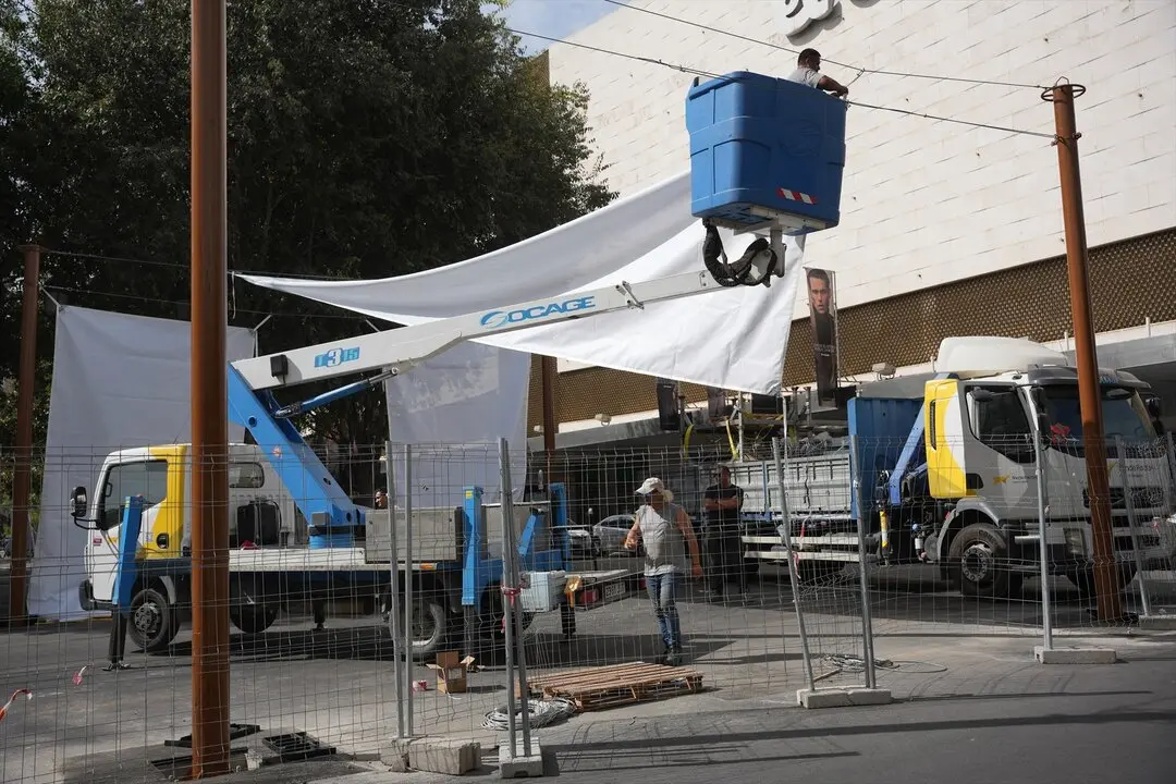  Colocaci&oacute;n de los nuevos toldos en la Plaza del Duque | E.P. 