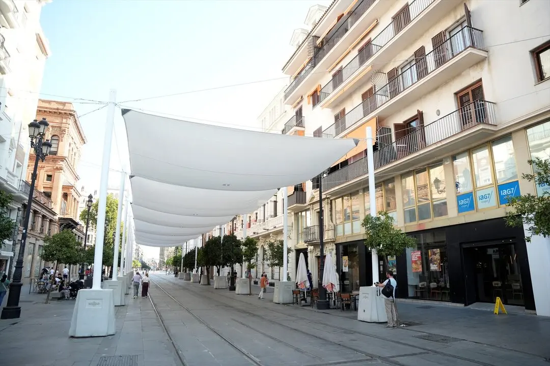  La Avenida de la Constituci&oacute;n de Sevilla luciendo los primeros toldos. | EP. 