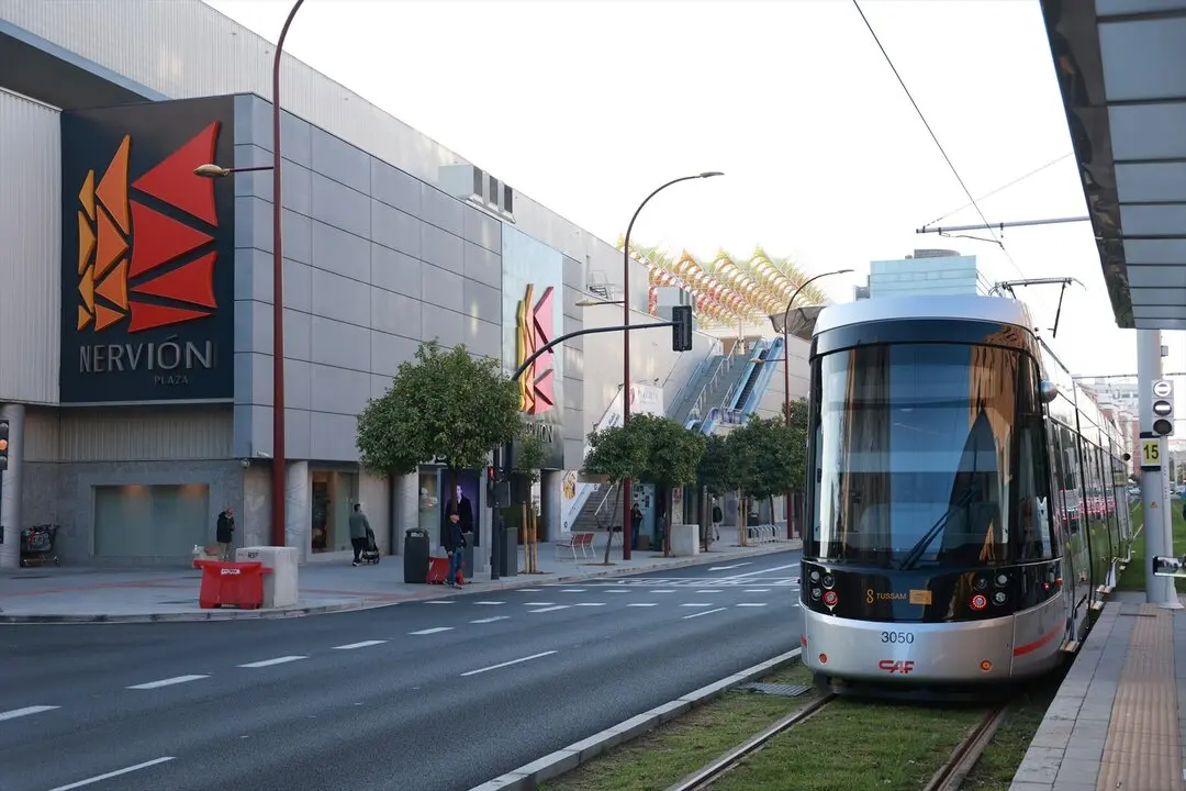  El tranv&iacute;a en la nueva parada de Luis de Morales | E.P. 