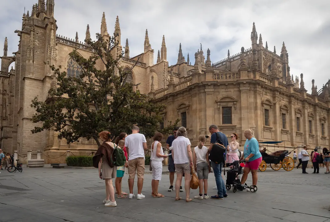  Turistas en el centro de Sevilla. |Archivo/EP 