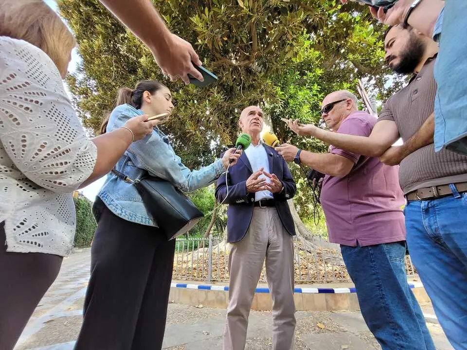 El portavoz del PSOE en el Ayuntamiento de Sevilla, Antonio Mu&ntilde;oz, atiende a los medios | PSOE DE SEVILLA 