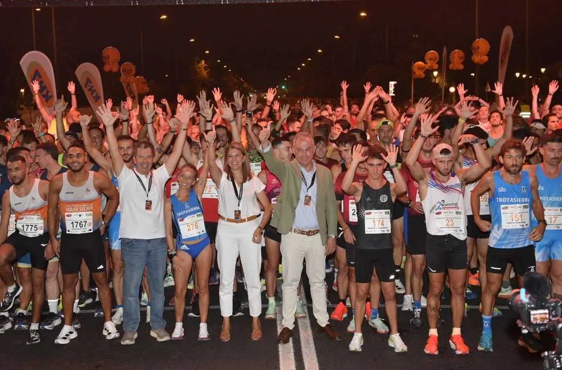  El alcalde de Sevilla, Jos&eacute; Luis Sanz, en la salida de la Carrera Nocturna | AYUNTAMIENTO DE SEVILLA 