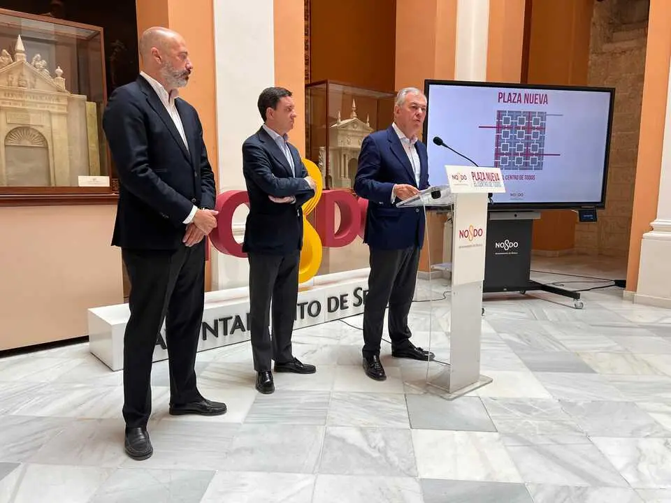  Sanz junto a V&aacute;zquez y De la Rosa en la presentaci&oacute;n de las obras. | CT 