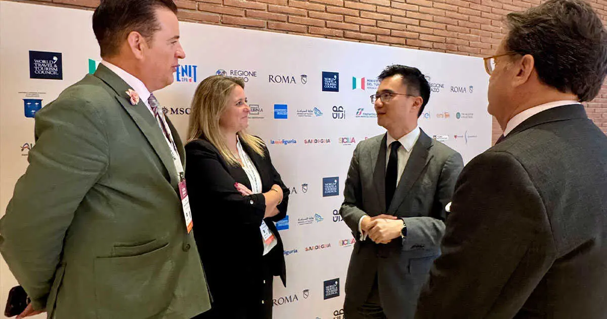 La delegada de Turismo y Cultura de Sevilla, Angie Moreno, mantiene un encuentro con el vicepresidente global de destinos de Trip.Com, Edison Chen |&nbsp;AYTO DE SEVILLA 