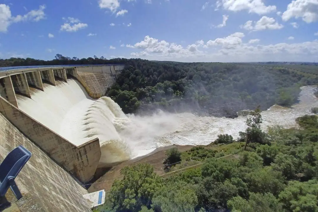  Embalse del Gergal, liberando agua. | Archivo 