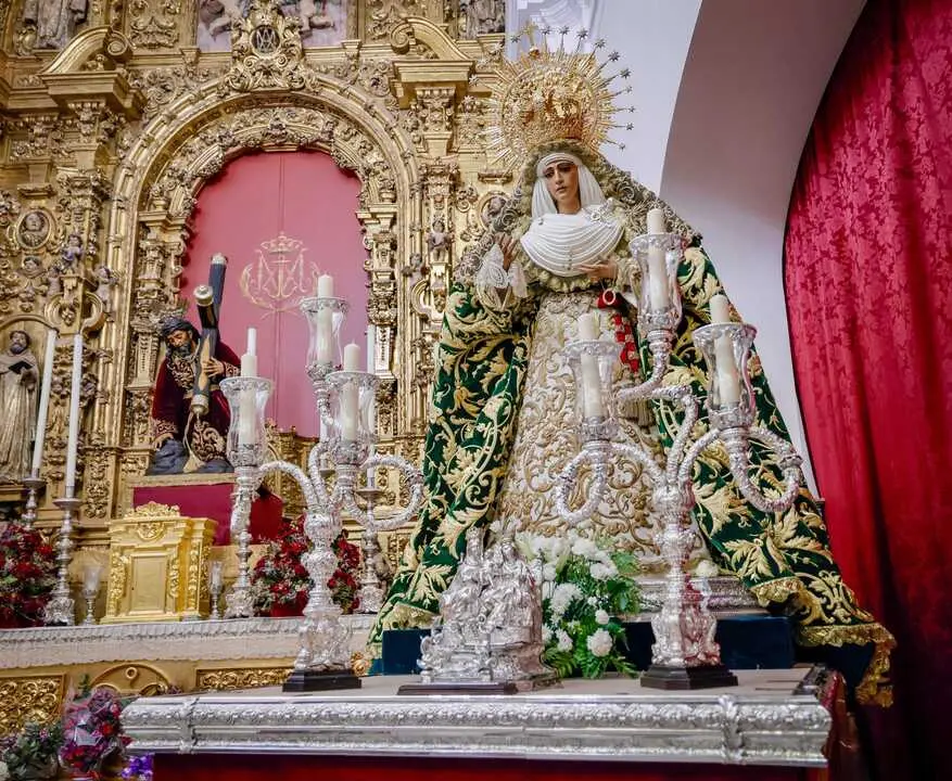  La Virgen de la Esperanza de Triana, en las andas para su traslado al Pol&iacute;gono Sur, en su capilla, con el Cristo de las Tres Ca&iacute;das al fondo | HDAD.ESPERANZA DE TRIANA 
