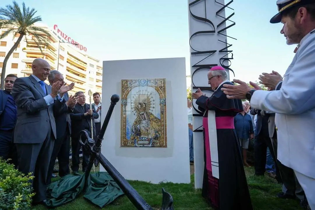  El alcalde de Sevilla, Jos&eacute; Luis Sanz, y el arzobispo de Sevilla, Jos&eacute; &Aacute;ngel Saiz Meneses, inauguran un monumento en la Plaza de Espa&ntilde;a coincidiendo con la misi&oacute;n de la Esperanza de Triana al Pol&iacute;gono Sur | AYTO DE SEVILLA 