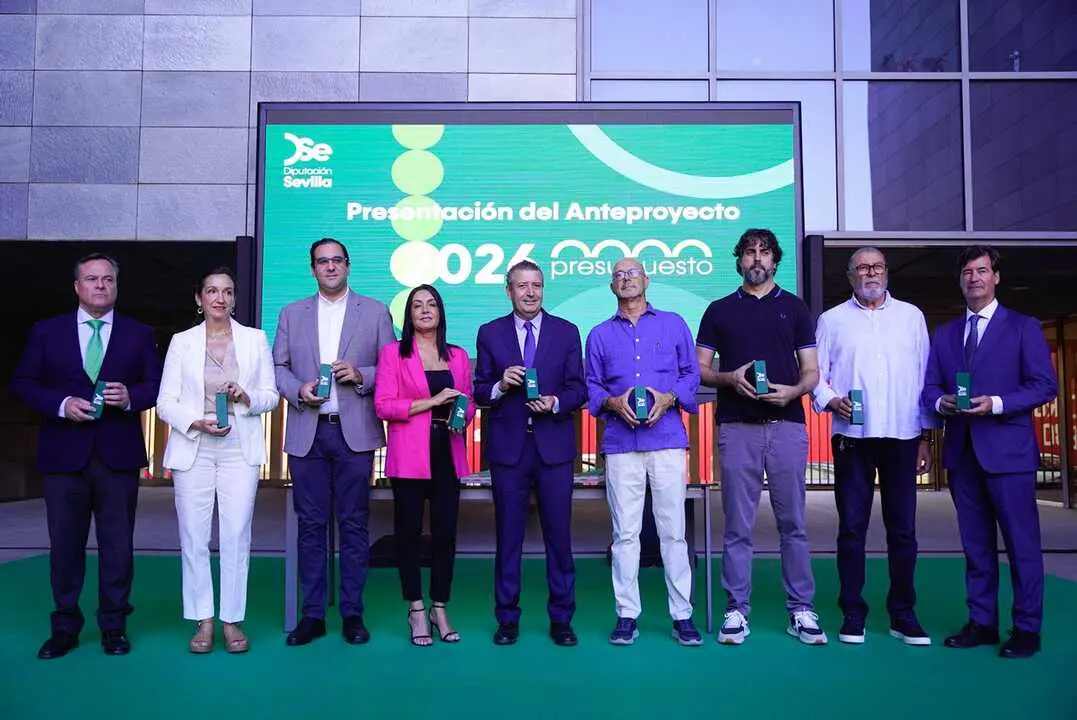  En la entrega de la documentaci&oacute;n de los portavoces. | DIPUTACI&Oacute;N 