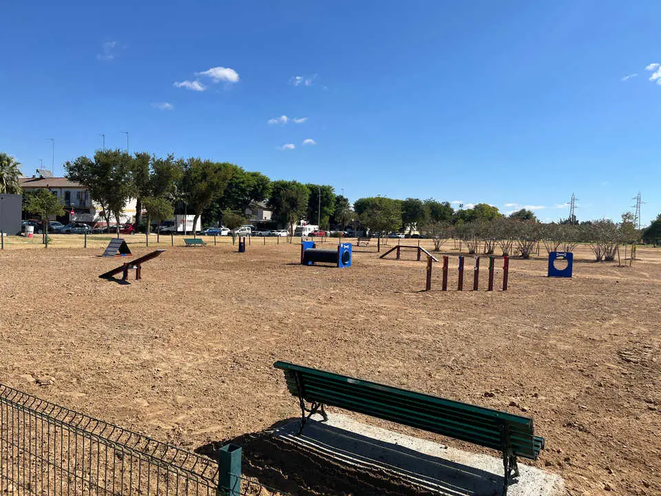  El Parque Canino Sevilla Este junto a Carlinga. | Ayto 