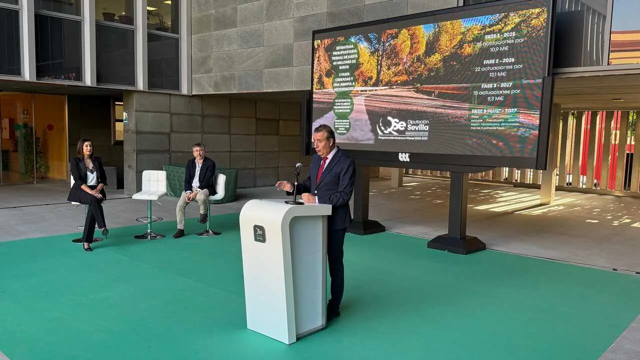  El presidente de la Diputaci&oacute;n, Javier Fern&aacute;ndez, en la presentaci&oacute;n del PIT. | VIVA SEVILLA 
