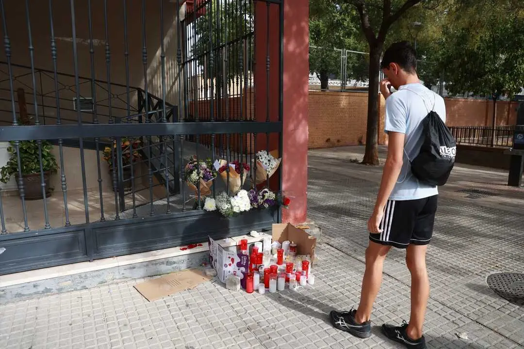  Recordatorios en memoria de la joven de 14 a&ntilde;os precipitada en Sevilla este mi&eacute;rcoles | ROC&Iacute;O RUZ - E.P. 
