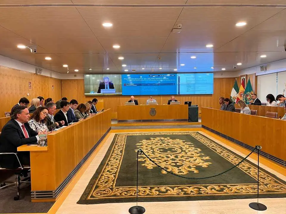  El pleno de la Diputaci&oacute;n de Sevilla durante la sesi&oacute;n ordinaria del jueves 25 de septiembre de 2025. | EP. 