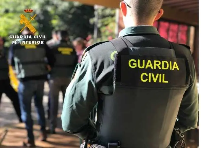  Agente de la Guardia Civil.<br>- GUARDIA CIVIL 
