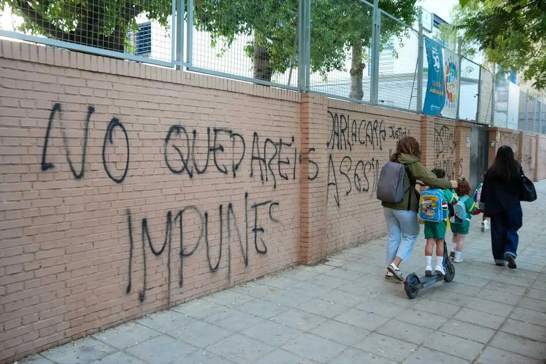 Pintadas en la fachada del Colegio Irlandesas Loreto |&nbsp;E.P. 