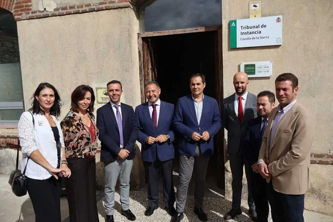  El consejero Nieto, junto al alcalde de Cazalla y otros cargos p&uacute;blicos provinciales en la visita institucional a Cazalla de la Sierra | JUNTA DE ANDALUCIA 