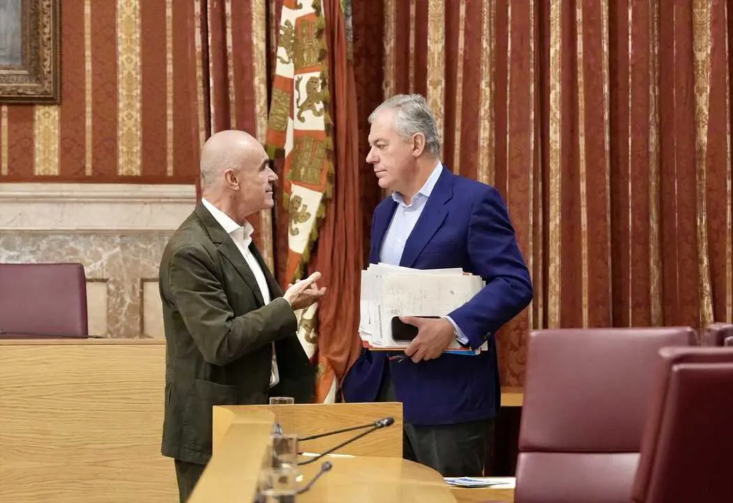  El alcalde de Sevilla, Jos&eacute; Luis Sanz (d) y el portavoz del grupo socialista, Antonio Mu&ntilde;oz (i) | E.P. 