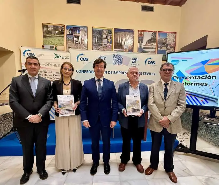  Francisco J. Tato, decano del Colegio de Economistas de Sevilla; Eva Mar&iacute;a Valdenebro, secretaria t&eacute;cnica del colegio; Miguel Rus, presidente de la CES; y los profesores doctores Jos&eacute; Antonio Cam&uacute;&ntilde;ez y Fernando Criado | MANUEL PINILLA CRUCES 