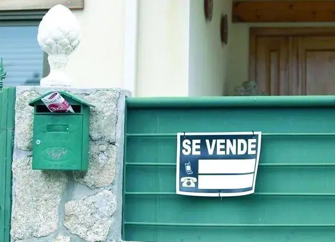 Imagen de archivo de un cartel de venta de vivienda. | AI