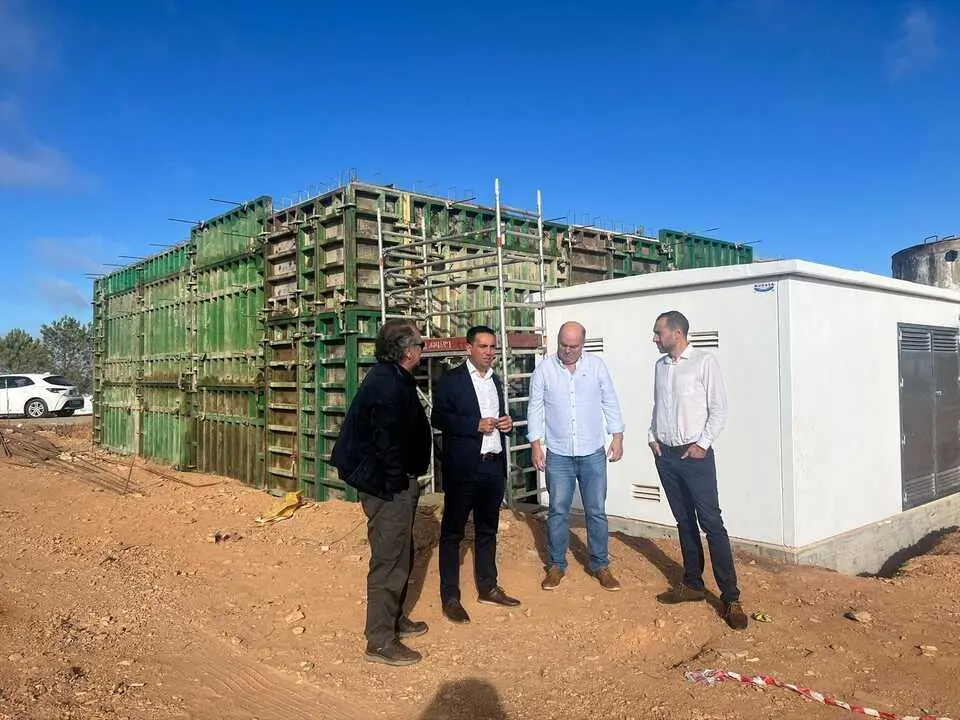  El diputado de la Diputaci&oacute;n de Sevilla, Gonzalo Dom&iacute;nguez, visita junto al alcalde de El Madro&ntilde;o (Sevilla), Antonio L&oacute;pez Rubiano, las obras de mejoras en el abastecimiento de agua | DIPUTACI&Oacute;N DE SEVILLA 