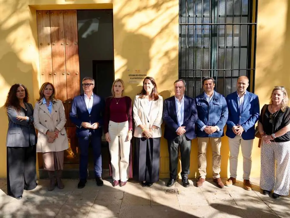  La portavoz de Vox en el Ayuntamiento, Cristina Pel&aacute;ez, y el portavoz de Vox en el Parlamento de Andaluc&iacute;a, Manuel Gavira, frente a la Oficina de Ayuda a la Maternidad de Sevilla | VOX SEVILLA 
