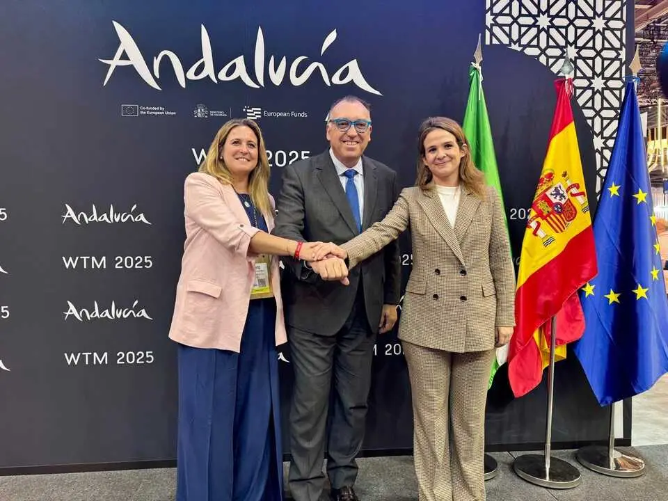  Angie Moreno y Arturo Bernal anuncian una nueva conexi&oacute;n entre Sevilla y Londres en el marco de la World Travel Market en Londres. | AYUNTAMIENTO 