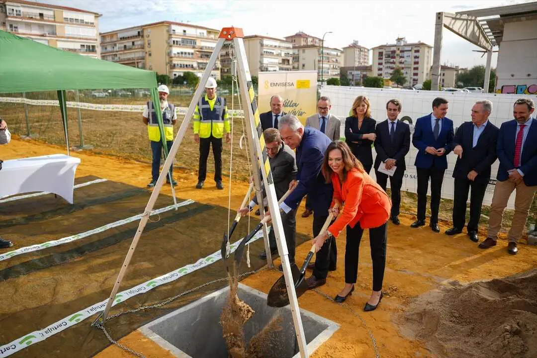  La consejera de Vivienda de la Junta de Andaluc&iacute;a, Roc&iacute;o D&iacute;az, junto al subdelegado del Gobierno en Sevilla, Francisco Toscano, y el alcalde de Sevilla, Jos&eacute; Luis Sanz, en la colocaci&oacute;n de la primera piedra de Residencial La Algodonera |&nbsp;AYTO SEVILLA 
